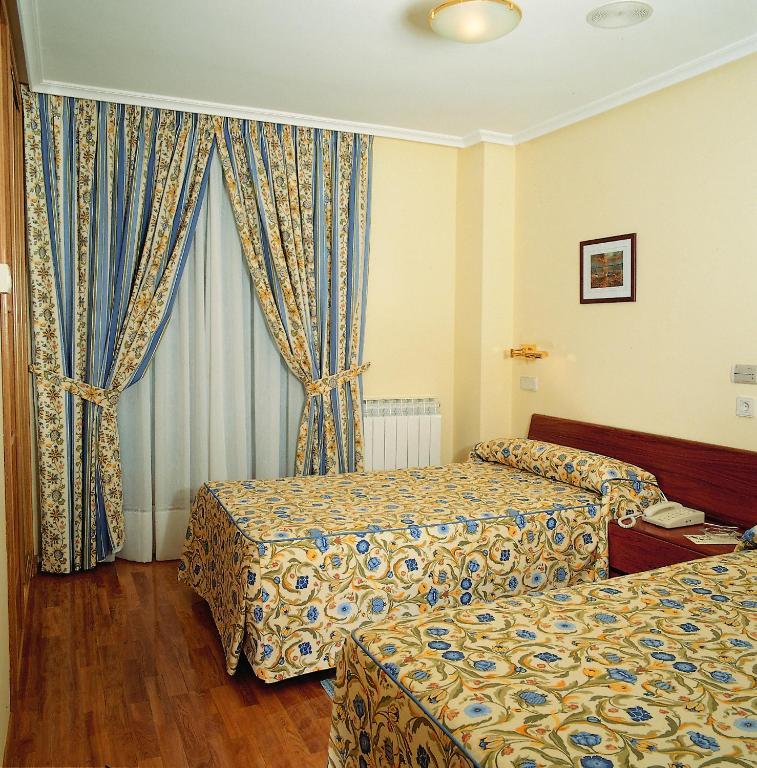 Hotel Isabel Briviesca Oda fotoğraf