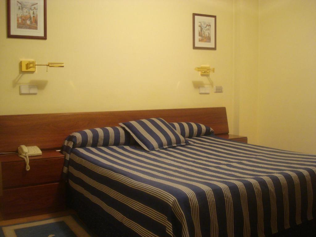 Hotel Isabel Briviesca Oda fotoğraf